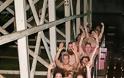 Βρετανοί γυμνιστές έκαναν ρεκόρ για το μεγαλύτερο «γυμνό» τρενάκι - Φωτογραφία 4