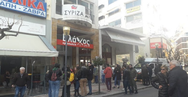 «Πολιορκία» των γραφείων του ΣΥΡΙΖΑ στο Αγρίνιο από φοιτητές (φωτο-video) - Φωτογραφία 1