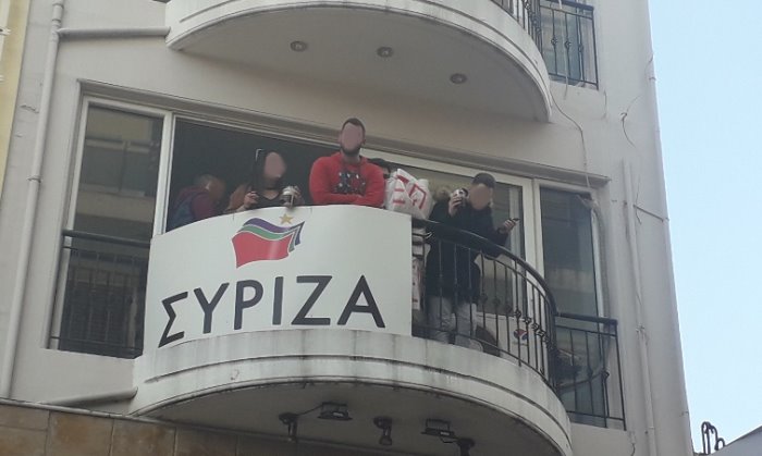 «Πολιορκία» των γραφείων του ΣΥΡΙΖΑ στο Αγρίνιο από φοιτητές (φωτο-video) - Φωτογραφία 2