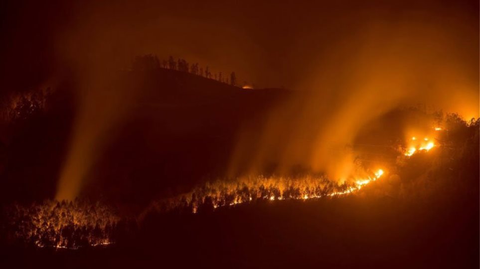 Μαίνονται οι πυρκαγιές στον βορρά - Φωτογραφία 1