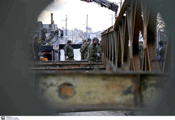 Τοποθετήθηκαν οι δύο στρατιωτικές γέφυρες στα Χανιά - Φωτογραφία 2
