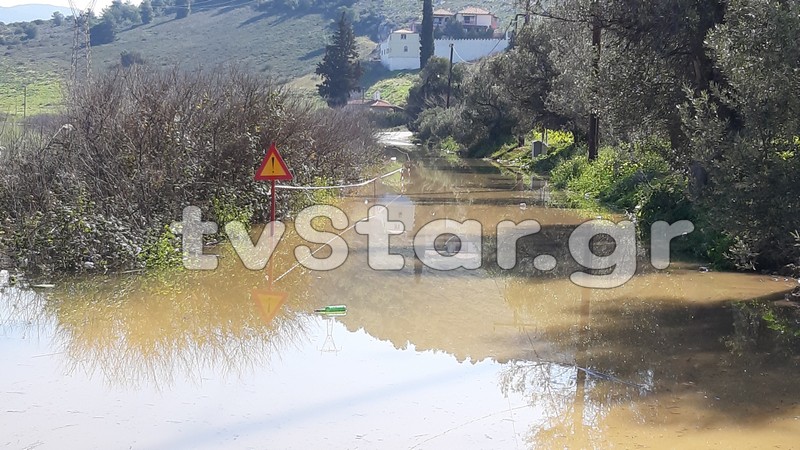 Κάτοικοι εγκαταλείπουν τα σπίτια τους - Σε κατάσταση έκτακτης ανάγκης η Χαλκίδα - Φωτογραφία 3