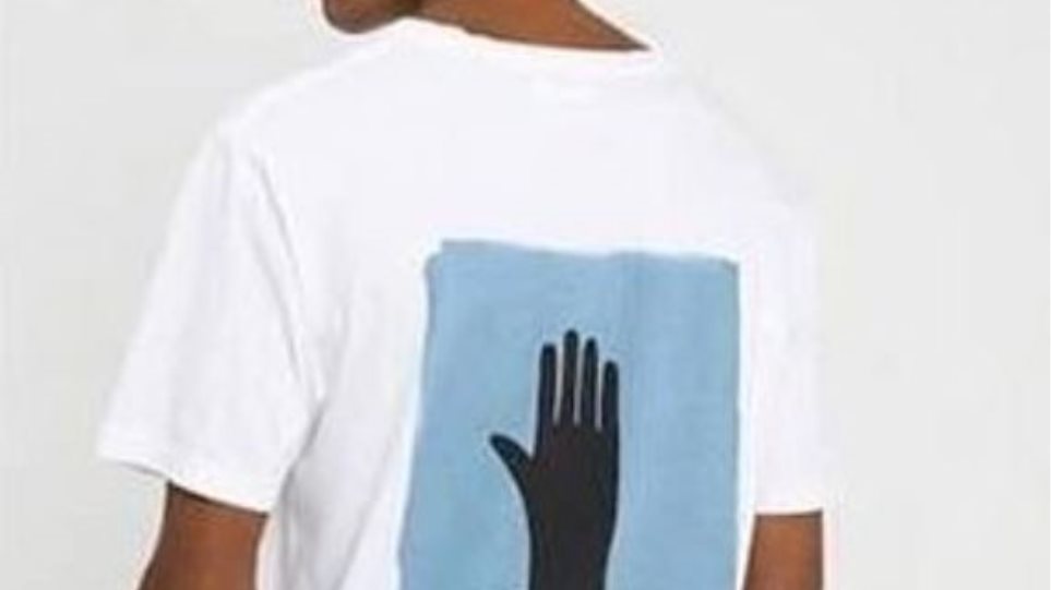Σάλος στο διαδίκτυο από το t-shirt με το μαύρο χέρι που αναδύεται από το νερό - Φωτογραφία 1