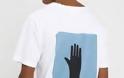 Σάλος στο διαδίκτυο από το t-shirt με το μαύρο χέρι που αναδύεται από το νερό