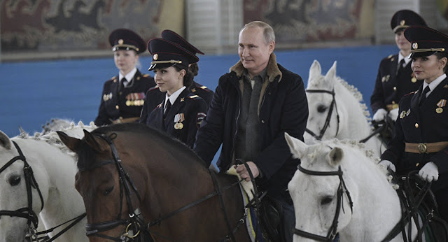 Ο Πούτιν κάνει ιππασία μαζί με γυναίκες αστυνομικούς για την Παγκόσμια Ημέρα της Γυναίκας (ΒΙΝΤΕΟ) - Φωτογραφία 1