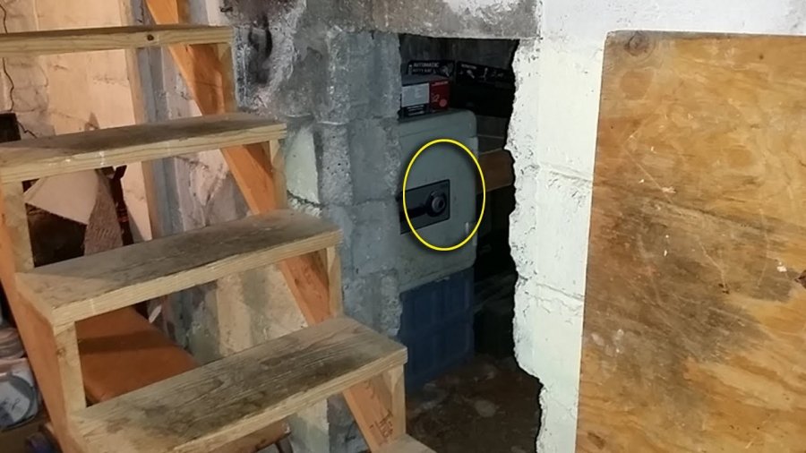 Τι βρήκε πίσω από μια μυστική πόρτα στο υπόγειο του - Φωτογραφία 1