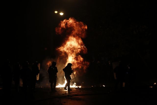 Επιθέσεις με μολότοφ στο κέντρο της Αθήνας – Φθορές σε αυτοκίνητο – Μία σύλληψη - Φωτογραφία 1