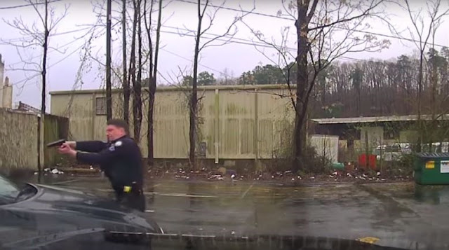 Αστυνομικός «γαζώνει» εξ επαφής με 14 σφαίρες οδηγό που προσπαθεί να τον πατήσει με το αυτοκίνητο - Φωτογραφία 1