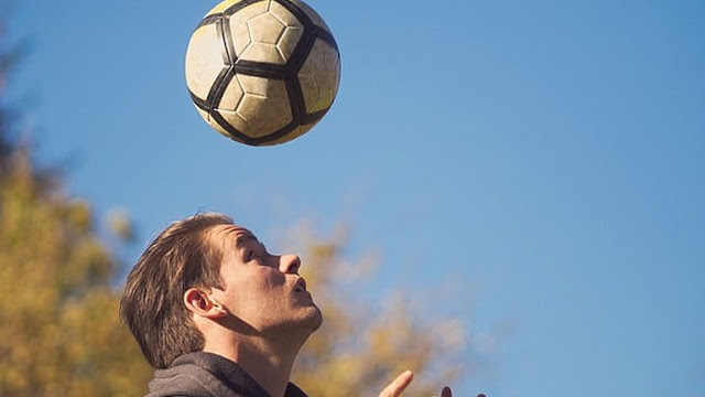Αυξημένες πιθανότητες εμφάνισης της πάθησης του Στίβεν Χόκινγκ αντιμετωπίζουν οι επαγγελματίες ποδοσφαιριστές - Φωτογραφία 1