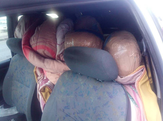 Θεσπρωτία: Έκρυβε 116 κιλά κάνναβη κάτω από ένα πάπλωμα στο αυτοκίινητό του (ΦΩΤΟ) - Φωτογραφία 1