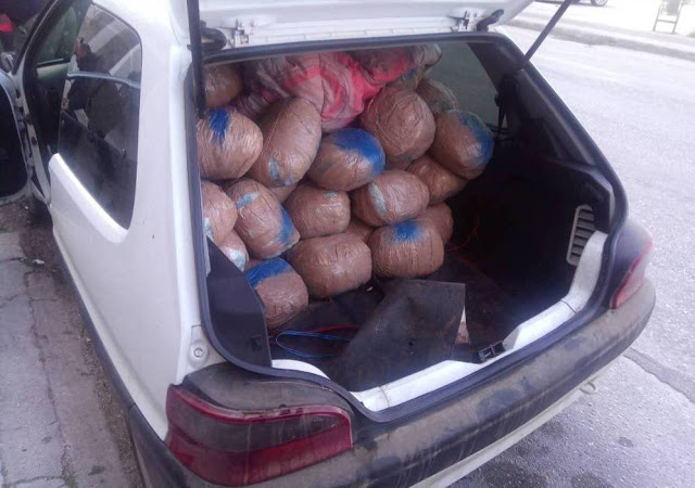 Θεσπρωτία: Έκρυβε 116 κιλά κάνναβη κάτω από ένα πάπλωμα στο αυτοκίινητό του (ΦΩΤΟ) - Φωτογραφία 2