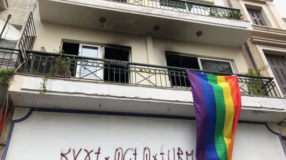 Ομοφοβική εμπρηστική επίθεση στο Κέντρο Πρόληψης «Checkpoint» στο Μοναστηράκι - Φωτογραφία 1