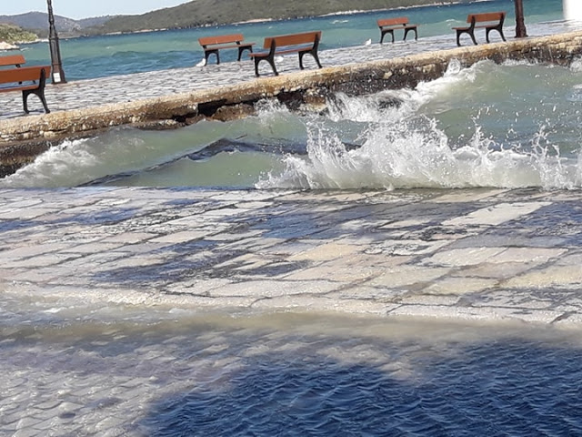 ΒΟΝΙΤΣΑ: Η θάλασσα βγήκε στο παραλιακό δρόμο... | ΦΩΤΟ: Στέλλα Λιάπη - Φωτογραφία 1