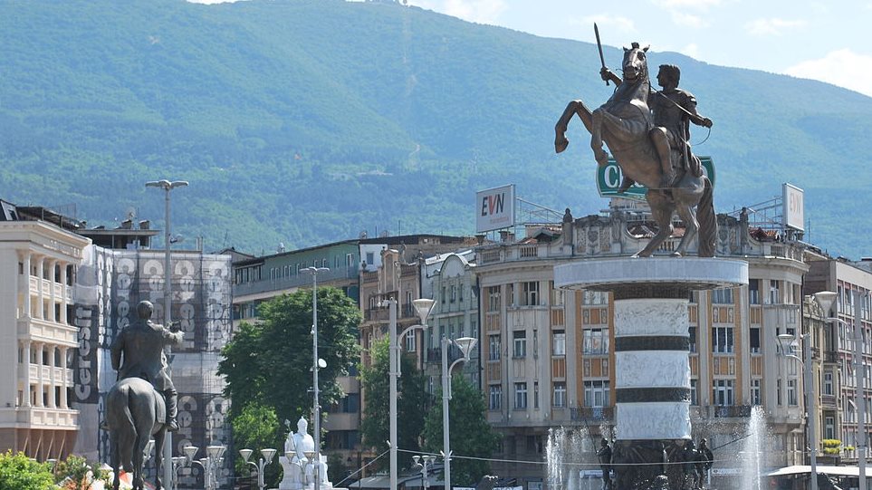 Tα Σκόπια δεν αποκαθηλώνουν τα φαραωνικά αγάλματα παρά τη Συμφωνία των Πρεσπών - Φωτογραφία 1
