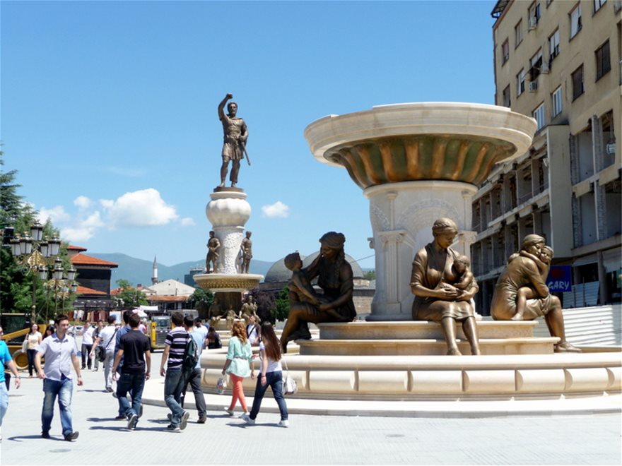 Tα Σκόπια δεν αποκαθηλώνουν τα φαραωνικά αγάλματα παρά τη Συμφωνία των Πρεσπών - Φωτογραφία 2