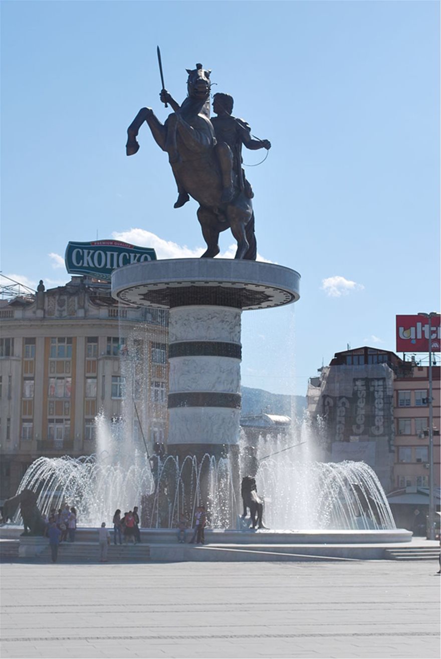 Tα Σκόπια δεν αποκαθηλώνουν τα φαραωνικά αγάλματα παρά τη Συμφωνία των Πρεσπών - Φωτογραφία 3