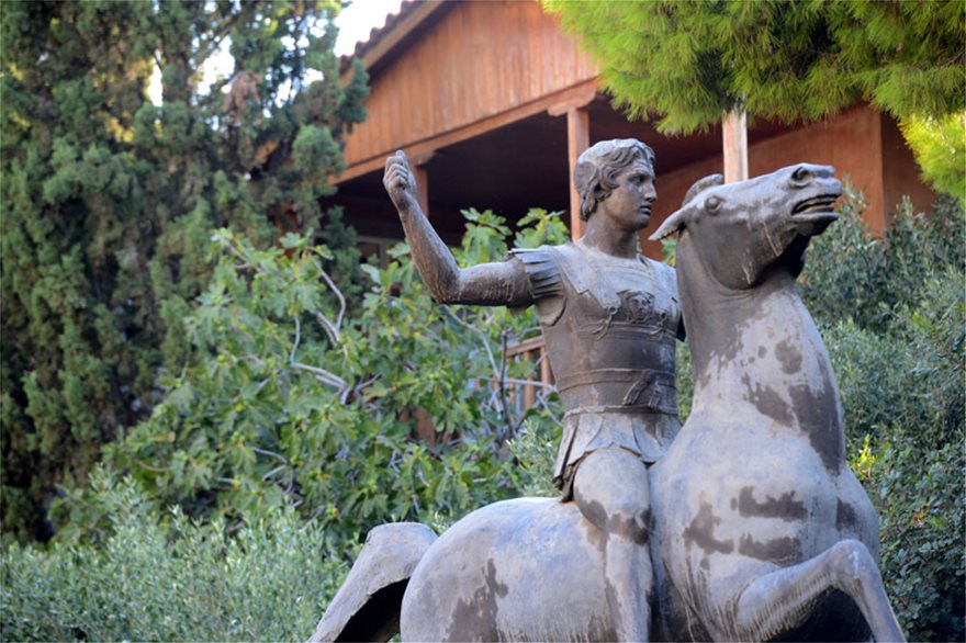 Tα Σκόπια δεν αποκαθηλώνουν τα φαραωνικά αγάλματα παρά τη Συμφωνία των Πρεσπών - Φωτογραφία 7