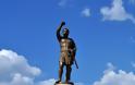 Tα Σκόπια δεν αποκαθηλώνουν τα φαραωνικά αγάλματα παρά τη Συμφωνία των Πρεσπών - Φωτογραφία 4