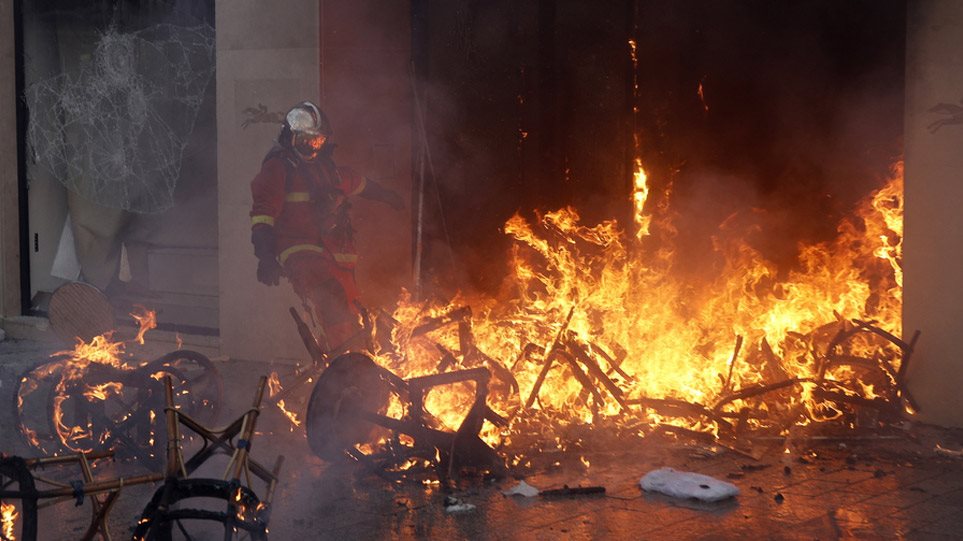 Παρίσι: 11 τραυματίες, λεηλασίες και εμπρησμοί στη διαδήλωση των Κίτρινων Γιλέκων - Φωτογραφία 1