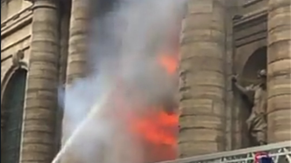 Στις φλόγες ο ιστορικός ναός του Αγίου Σουλπικίου στο Παρίσι - Φωτογραφία 1