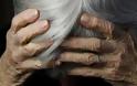 Άγριος ξυλοδαρμός 86χρονης στο Μεσολόγγι από 16χρονο – Εφιαλτικές στιγμές στην αυλή του σπιτιού της, σώθηκε από πολίτες