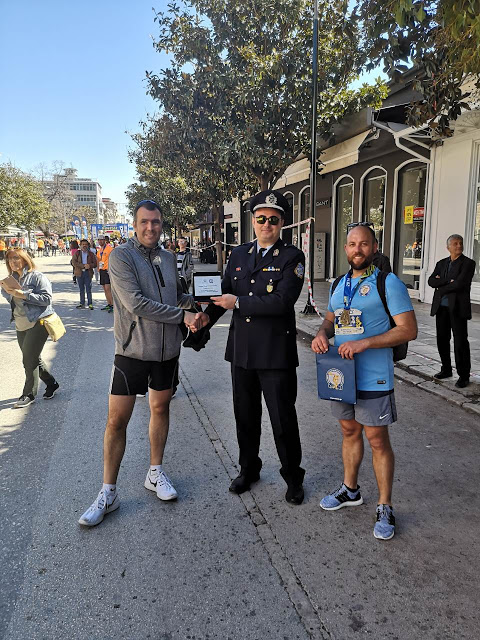 Δρομείς - αστυνομικοί στους ημιμαραθωνίους Αθηνών και Τρικάλων - Φωτογραφία 2