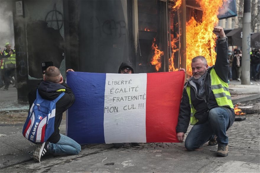 Τριγμοί από τα «κίτρινα γιλέκα» στη Γαλλία: Απολύθηκε ο αρχηγός της αστυνομίας στο Παρίσι - Φωτογραφία 2