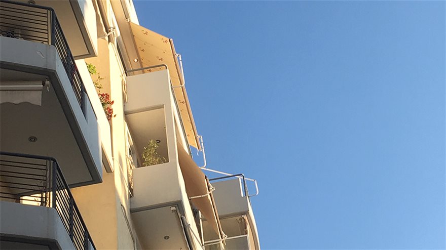 Μάνα με το παιδί της έπεσαν από τον 5ο όροφο στον Ν. Κόσμο - Φωτογραφία 4