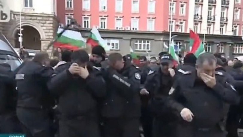 Βούλγαροι αστυνομικοί ψεκάζουν διαδηλωτές με σπρέι πιπεριού και ο αέρας του το επιστρέφει - Φωτογραφία 1