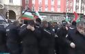 Βούλγαροι αστυνομικοί ψεκάζουν διαδηλωτές με σπρέι πιπεριού και ο αέρας του το επιστρέφει
