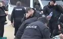 Βούλγαροι αστυνομικοί ψεκάζουν διαδηλωτές με σπρέι πιπεριού και ο αέρας του το επιστρέφει - Φωτογραφία 2