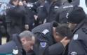 Βούλγαροι αστυνομικοί ψεκάζουν διαδηλωτές με σπρέι πιπεριού και ο αέρας του το επιστρέφει - Φωτογραφία 3
