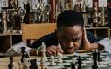Οκτάχρονος πρόσφυγας από τη Νιγηρία μένει σε καταφύγιο αστέγων αλλά έγινε πρωταθλητής στο σκάκι - Φωτογραφία 4