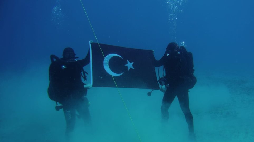 Πρόκληση από Τούρκους δύτες στο βυθό της Σούδας! Φωτογραφήθηκαν με τουρκική σημαία με «τις πλάτες» του ΝΑΤΟ - Φωτογραφία 1