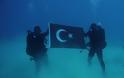 Πρόκληση από Τούρκους δύτες στο βυθό της Σούδας! Φωτογραφήθηκαν με τουρκική σημαία με «τις πλάτες» του ΝΑΤΟ