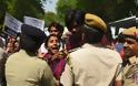 Ινδία: Ο θείος και τα αδέρφια της βίασαν και αποκεφάλισαν 12χρονη