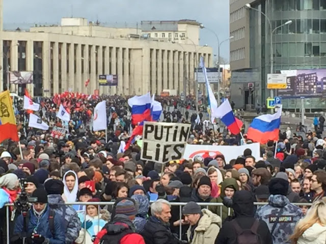 Την αντίθεσή τους στους αυστηρούς περιορισμούς του διαδικτύου εξέφρασαν διαδηλώνοντας οι Ρώσοι - Φωτογραφία 1