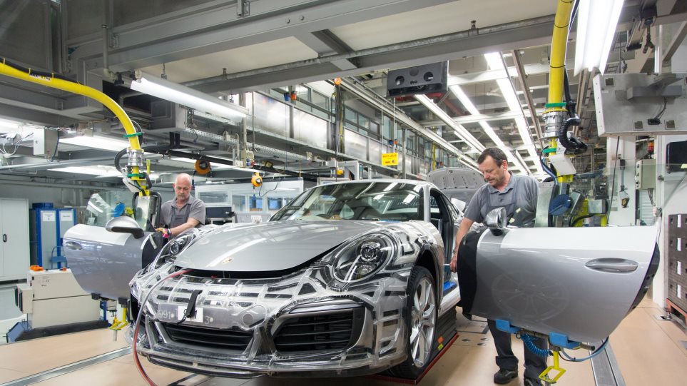 Το... ετήσιο εισόδημα ενός Έλληνα, μπόνους στους εργαζόμενους της Porsche - Φωτογραφία 1