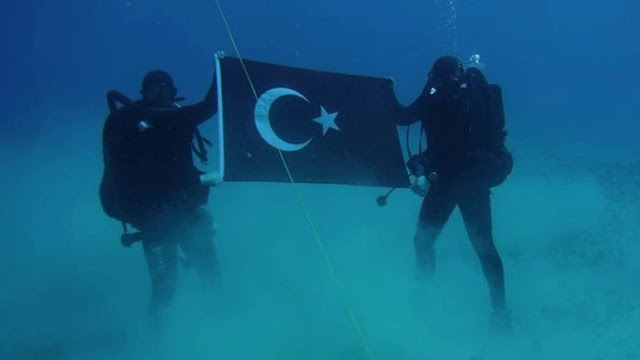 Έντονη αντίδραση Αποστολάκη για την τουρκική σημαία στον βυθό της Σούδας - Φωτογραφία 1