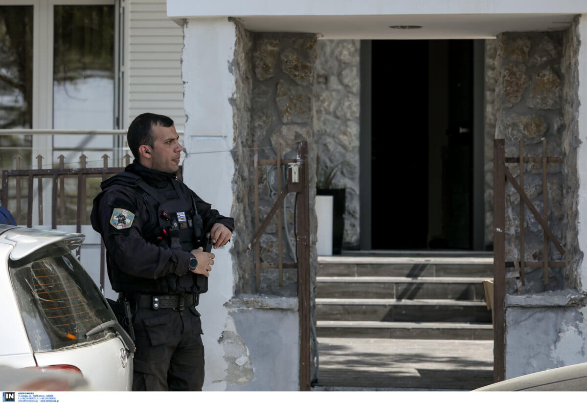 Έγκλημα στο Ελληνικό: Απόστρατος σκότωσε τη γυναίκα του και αυτοκτόνησε - Φωτογραφία 2