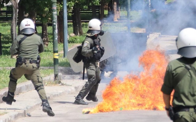 Επίθεση στα ΜΑΤ στην Τοσίτσα - Τραυματίας αστυνομικός - Φωτογραφία 1
