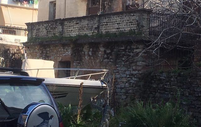 Σοκ στο Αγρίνιο: 60χρονος βρέθηκε κρεμασμένος σε εγκαταλελειμμένο σπίτι (φωτο) - Φωτογραφία 1
