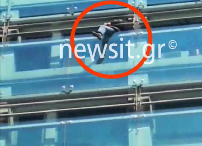 Βίντεο σοκ! Προσπάθησε να πέσει από τα γραφεία του ΕΦΚΑ - Φωτογραφία 1