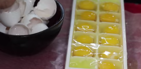 Ρίχνει αυγά μέσα σε μια παγοθήκη. Γιατι;To πιο έξυπνο tip που είδατε ποτέ !!  (ΒΙΝΤΕΟ) - Φωτογραφία 1