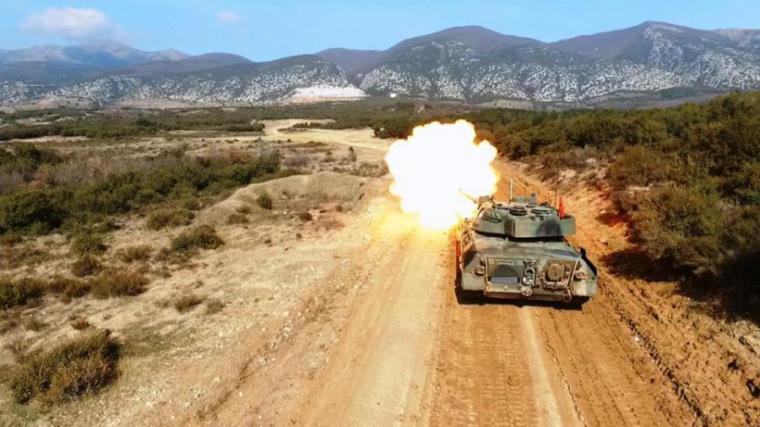 Φωτιά κι ατσάλι και εντυπωσιακές εικόνες από άρματα μάχης του Στρατού Ξηράς - Φωτογραφία 2