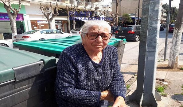 ΒΙΝΤΕΟ - Τι λέει η γιαγιά που συνέλαβαν οι αστυνομικοί επειδή πουλούσε τερλίκια - Φωτογραφία 1