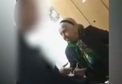 Οργή με τα βίντεο της σύλληψης της 90χρονης που πουλούσε τερλίκια -Αστυνομικός της έβαλε τις φωνές - Φωτογραφία 1