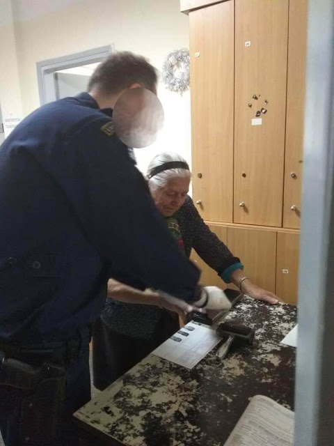 Αυτή είναι η 90χρονη γιαγιά που συνελήφθη επειδή πούλαγε πλεκτά παντοφλάκια (ΦΩΤΟ + ΗΧΗΤΙΚΟ VIDEO) - Φωτογραφία 2