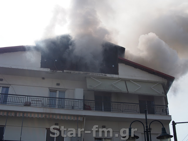 Πυρκαγιά σε οικοδομή στα Γρεβενά (εικόνες + video) - Φωτογραφία 2