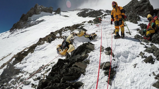 BBC: Το λιώσιμο των πάγων στο Εβερεστ αποκαλύπτει σορούς ορειβατών - Φωτογραφία 1